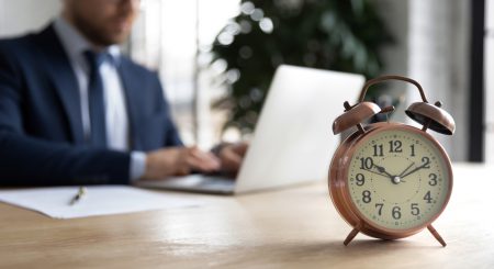 Como calcular atrasos no trabalho
