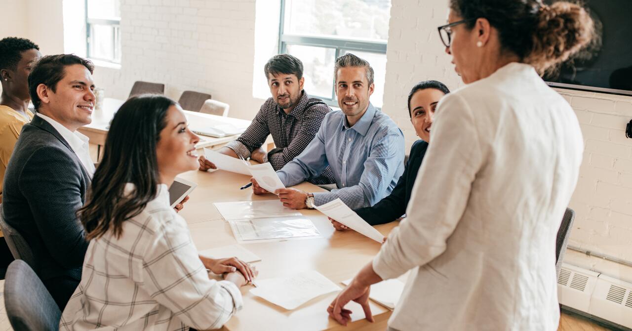 Mulher fazendo o treinamento e desenvolvimento para pessoas em uma mesa