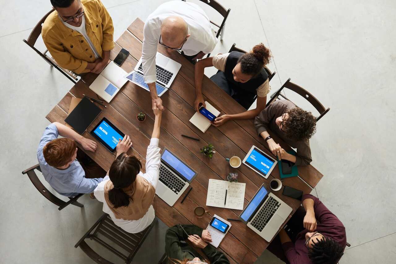 Pessoas em uma mesa conversando sobre o que é rh tecnológico